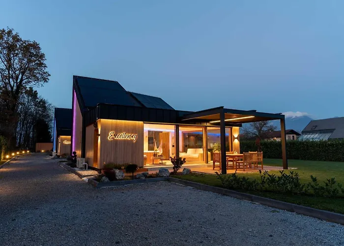 Elegant Warm Bliss Hideaway Escape - With Hot-tub And Sauna Tatil Evi Šenčur